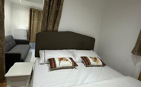 4Th Studio Flat With Private Own Bathroom A London Luxury Family Home Setup And Furnished With Double Bed Plus A Double Futon-Sofa Bed A Single Futon Bed A Baby Cot And Garden And Free Parking