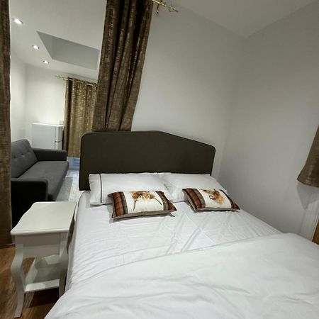 4Th Studio Flat With Private Own Bathroom A London Luxury Family Home Setup And Furnished With Double Bed Plus A Double Futon-Sofa Bed A Single Futon Bed A Baby Cot And Garden And Free Parking Extérieur photo