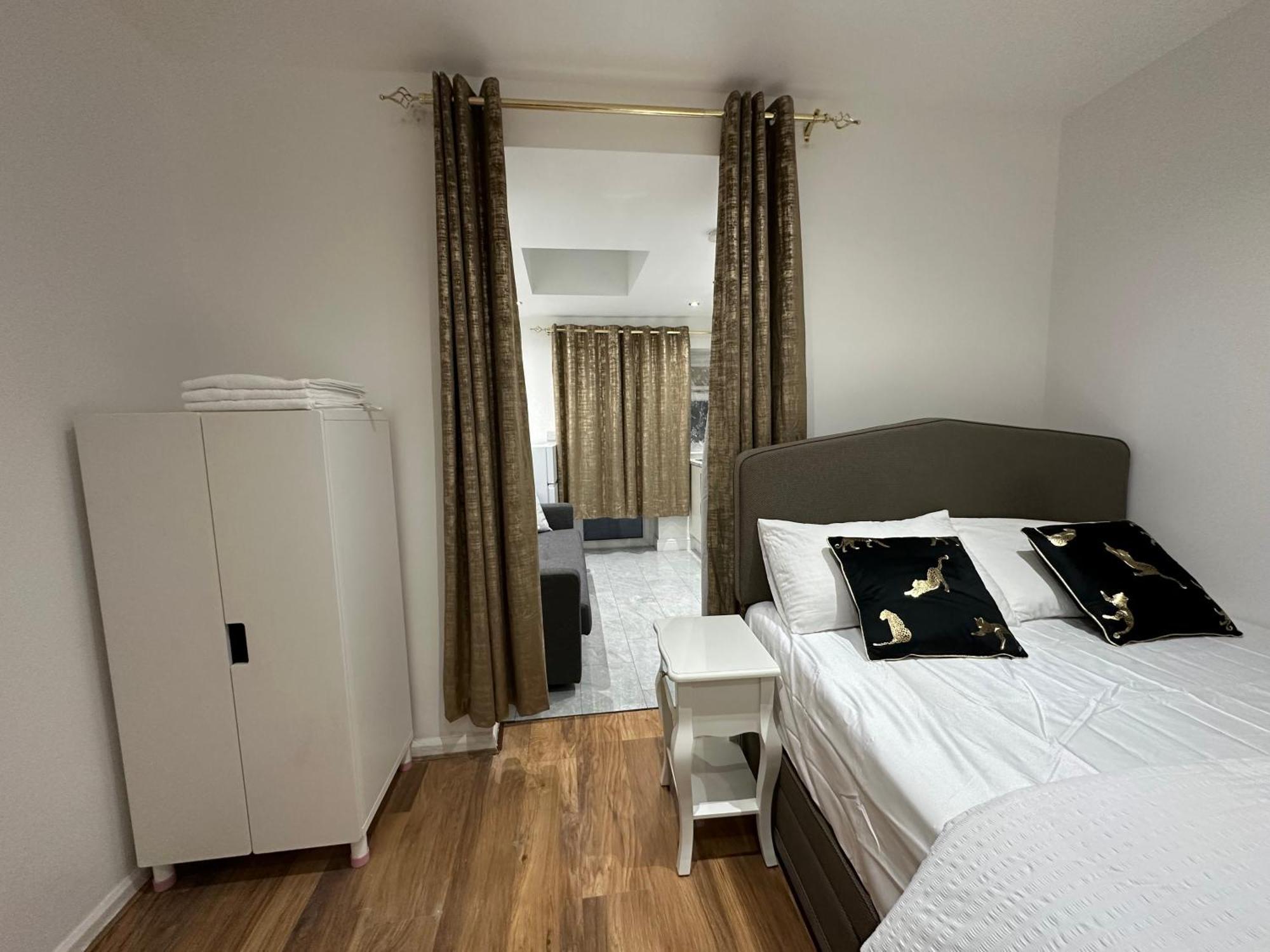 4Th Studio Flat With Private Own Bathroom A London Luxury Family Home Setup And Furnished With Double Bed Plus A Double Futon-Sofa Bed A Single Futon Bed A Baby Cot And Garden And Free Parking Extérieur photo