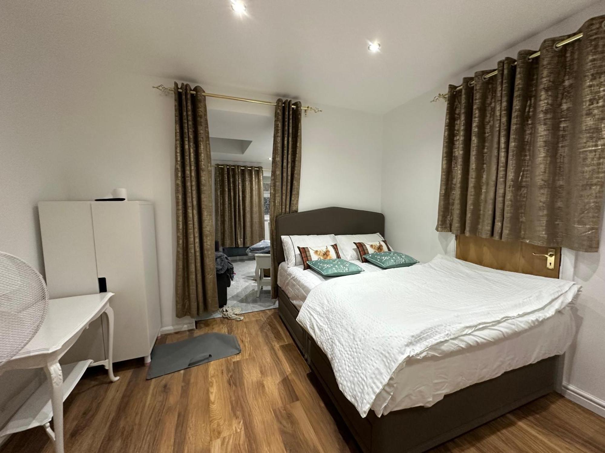 4Th Studio Flat With Private Own Bathroom A London Luxury Family Home Setup And Furnished With Double Bed Plus A Double Futon-Sofa Bed A Single Futon Bed A Baby Cot And Garden And Free Parking Extérieur photo