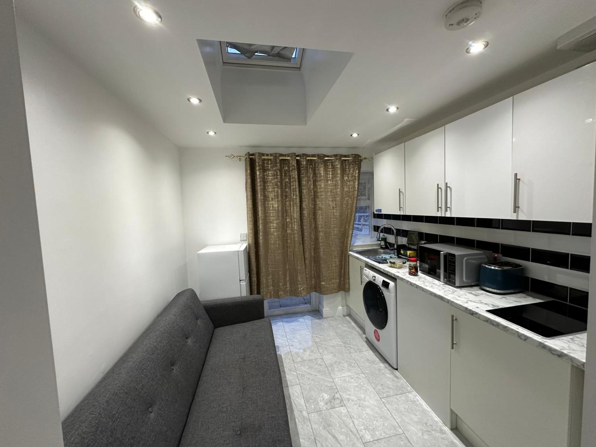 4Th Studio Flat With Private Own Bathroom A London Luxury Family Home Setup And Furnished With Double Bed Plus A Double Futon-Sofa Bed A Single Futon Bed A Baby Cot And Garden And Free Parking Extérieur photo