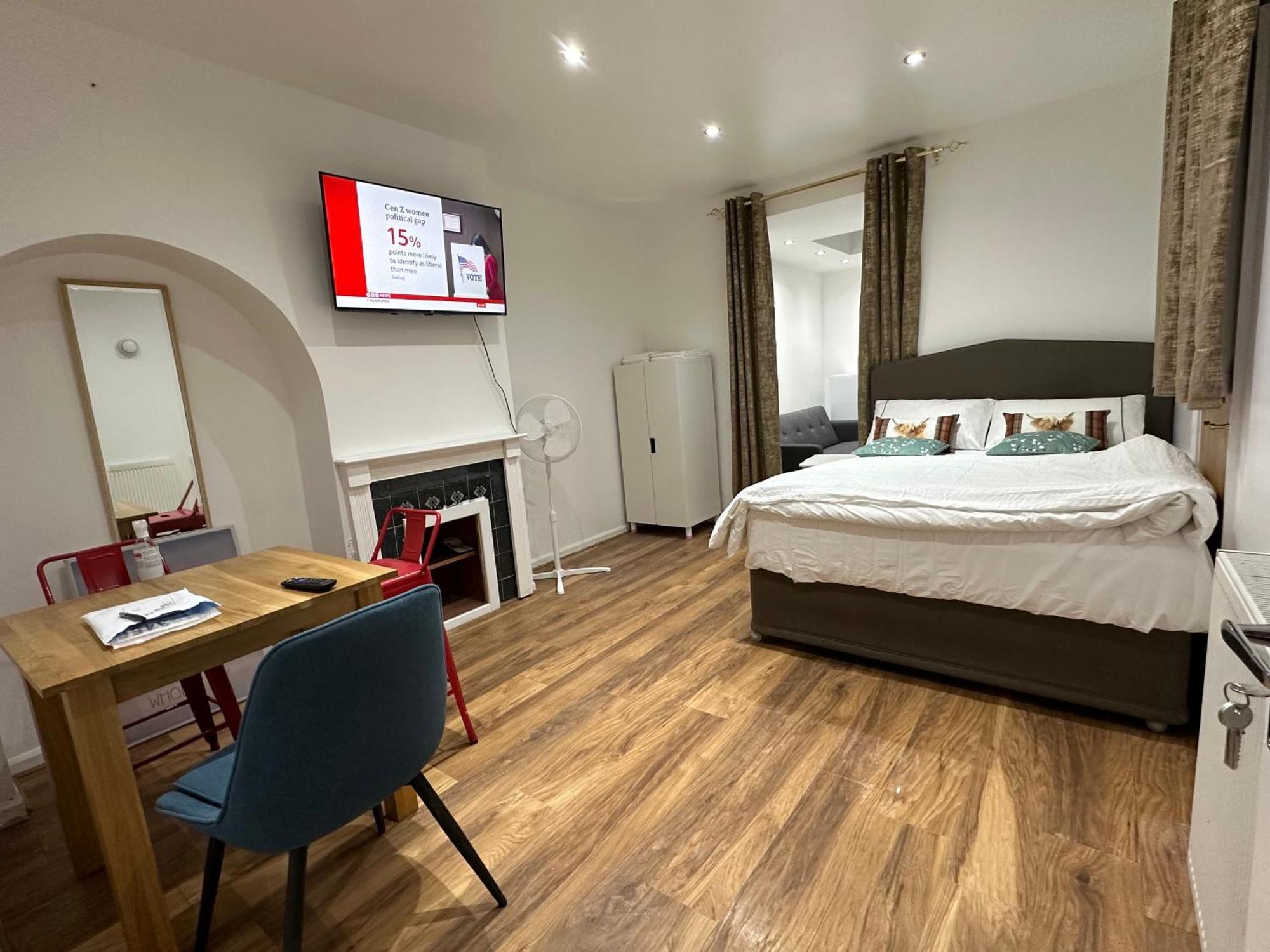 4Th Studio Flat With Private Own Bathroom A London Luxury Family Home Setup And Furnished With Double Bed Plus A Double Futon-Sofa Bed A Single Futon Bed A Baby Cot And Garden And Free Parking Extérieur photo
