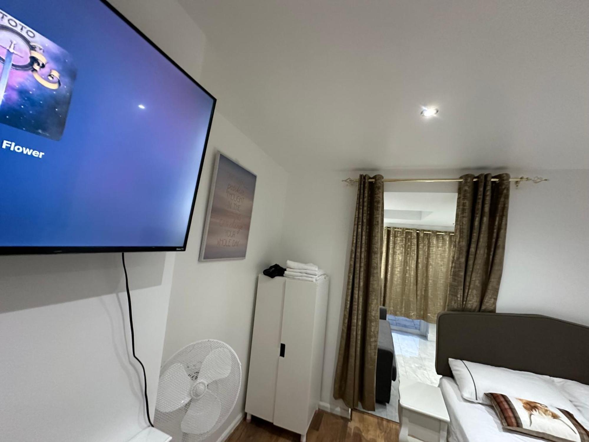 4Th Studio Flat With Private Own Bathroom A London Luxury Family Home Setup And Furnished With Double Bed Plus A Double Futon-Sofa Bed A Single Futon Bed A Baby Cot And Garden And Free Parking Extérieur photo