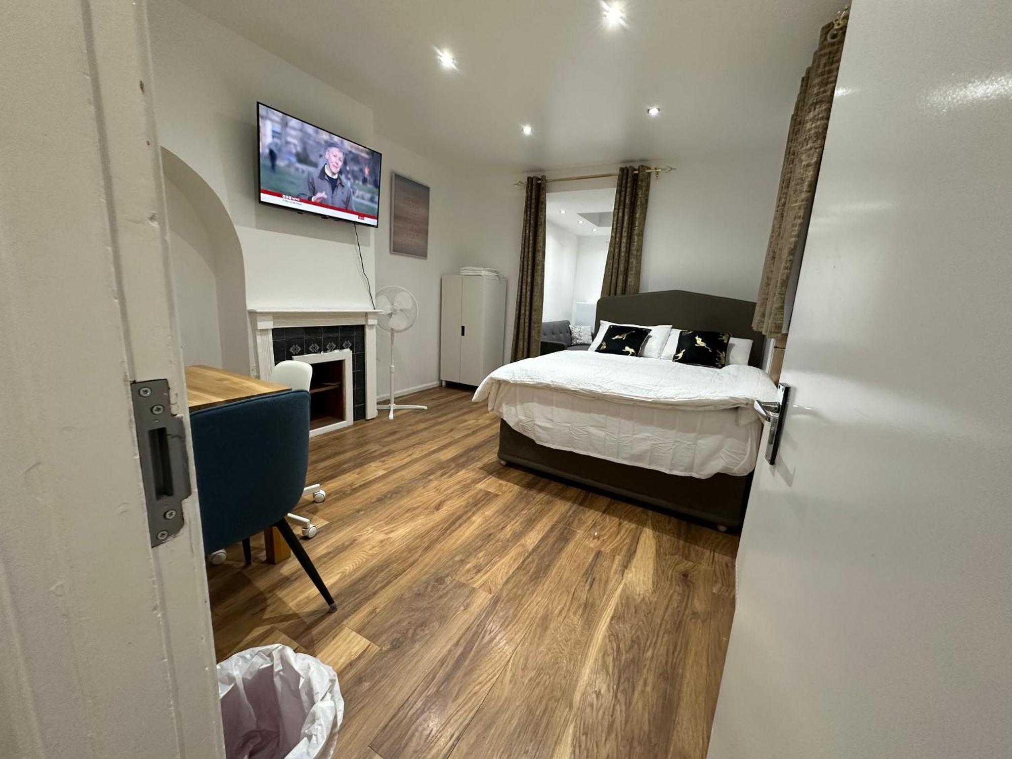 4Th Studio Flat With Private Own Bathroom A London Luxury Family Home Setup And Furnished With Double Bed Plus A Double Futon-Sofa Bed A Single Futon Bed A Baby Cot And Garden And Free Parking Extérieur photo