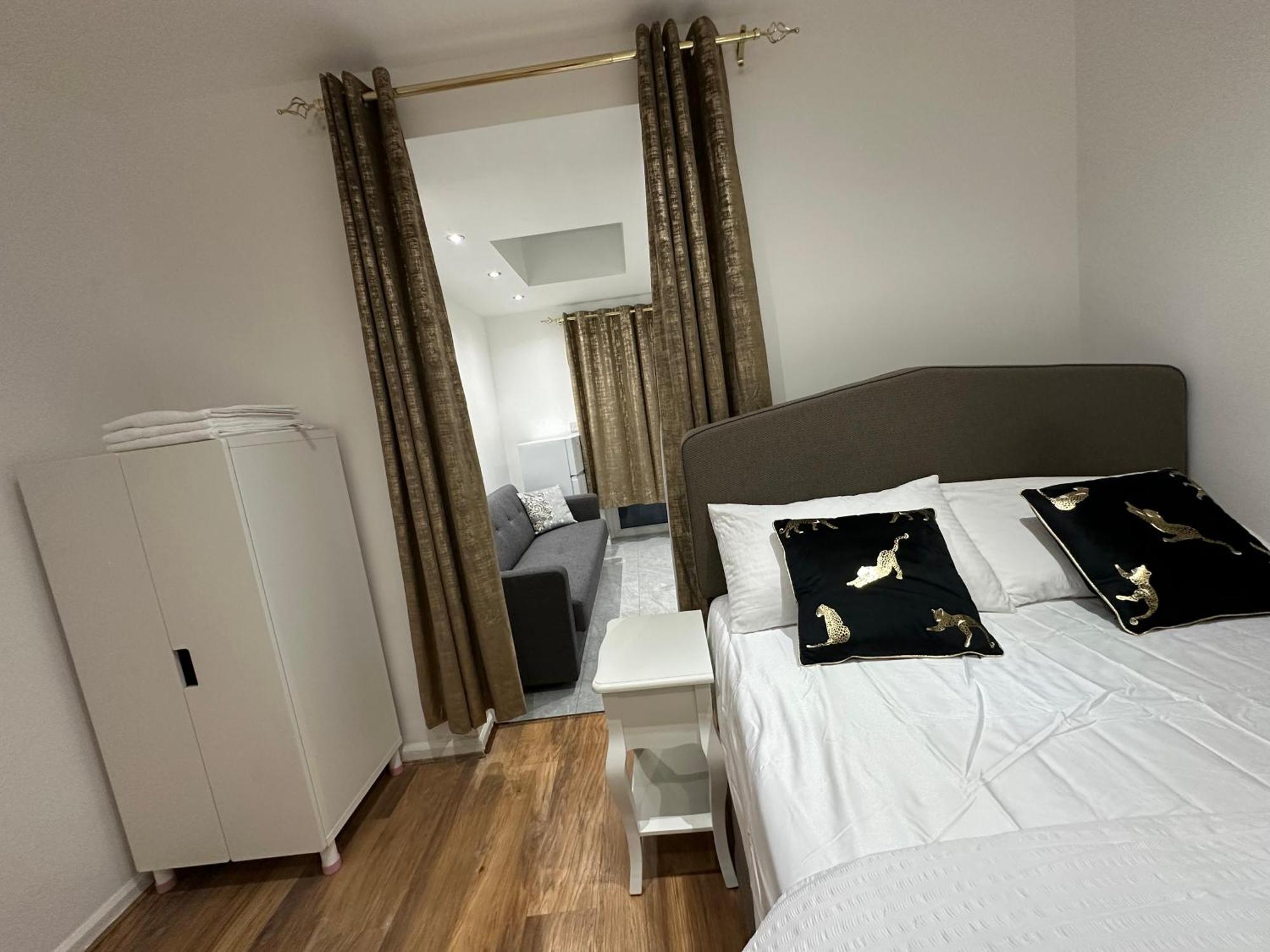 4Th Studio Flat With Private Own Bathroom A London Luxury Family Home Setup And Furnished With Double Bed Plus A Double Futon-Sofa Bed A Single Futon Bed A Baby Cot And Garden And Free Parking Extérieur photo