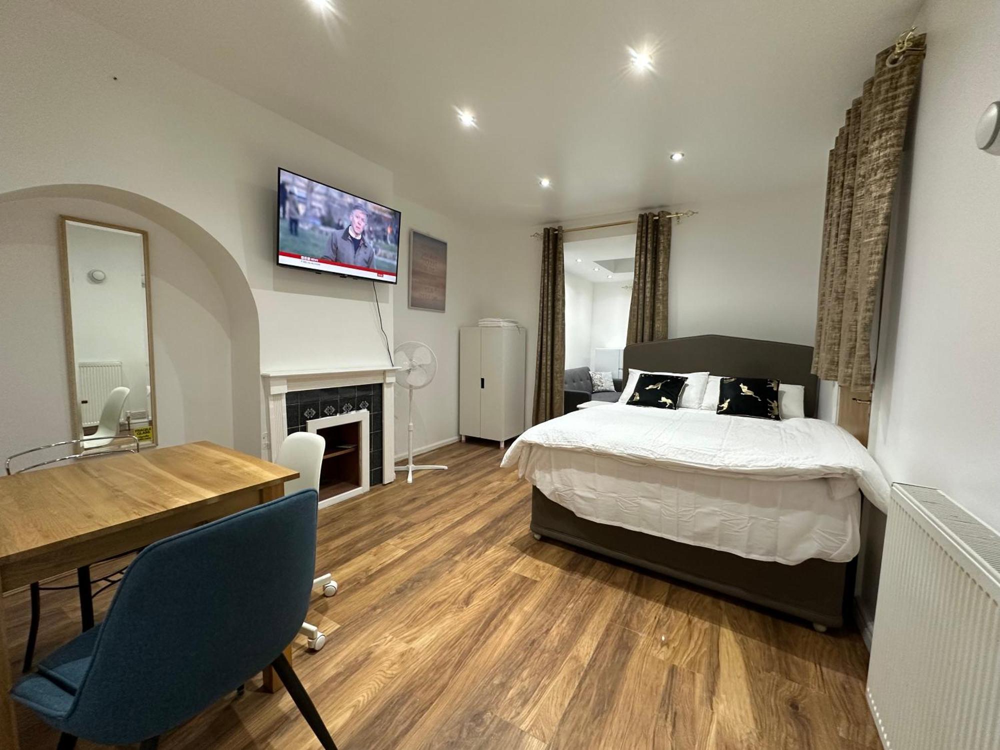 4Th Studio Flat With Private Own Bathroom A London Luxury Family Home Setup And Furnished With Double Bed Plus A Double Futon-Sofa Bed A Single Futon Bed A Baby Cot And Garden And Free Parking Extérieur photo