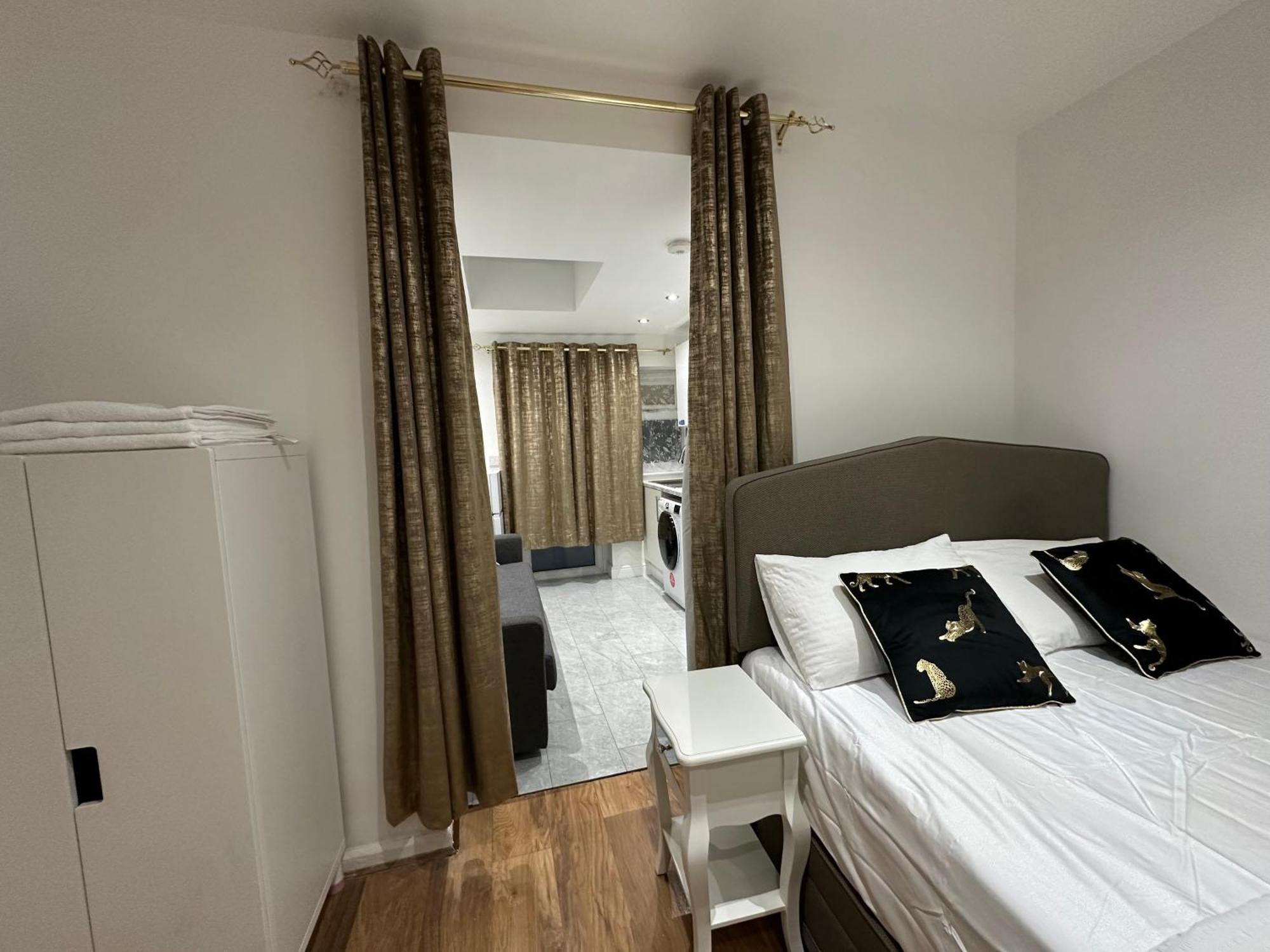 4Th Studio Flat With Private Own Bathroom A London Luxury Family Home Setup And Furnished With Double Bed Plus A Double Futon-Sofa Bed A Single Futon Bed A Baby Cot And Garden And Free Parking Extérieur photo