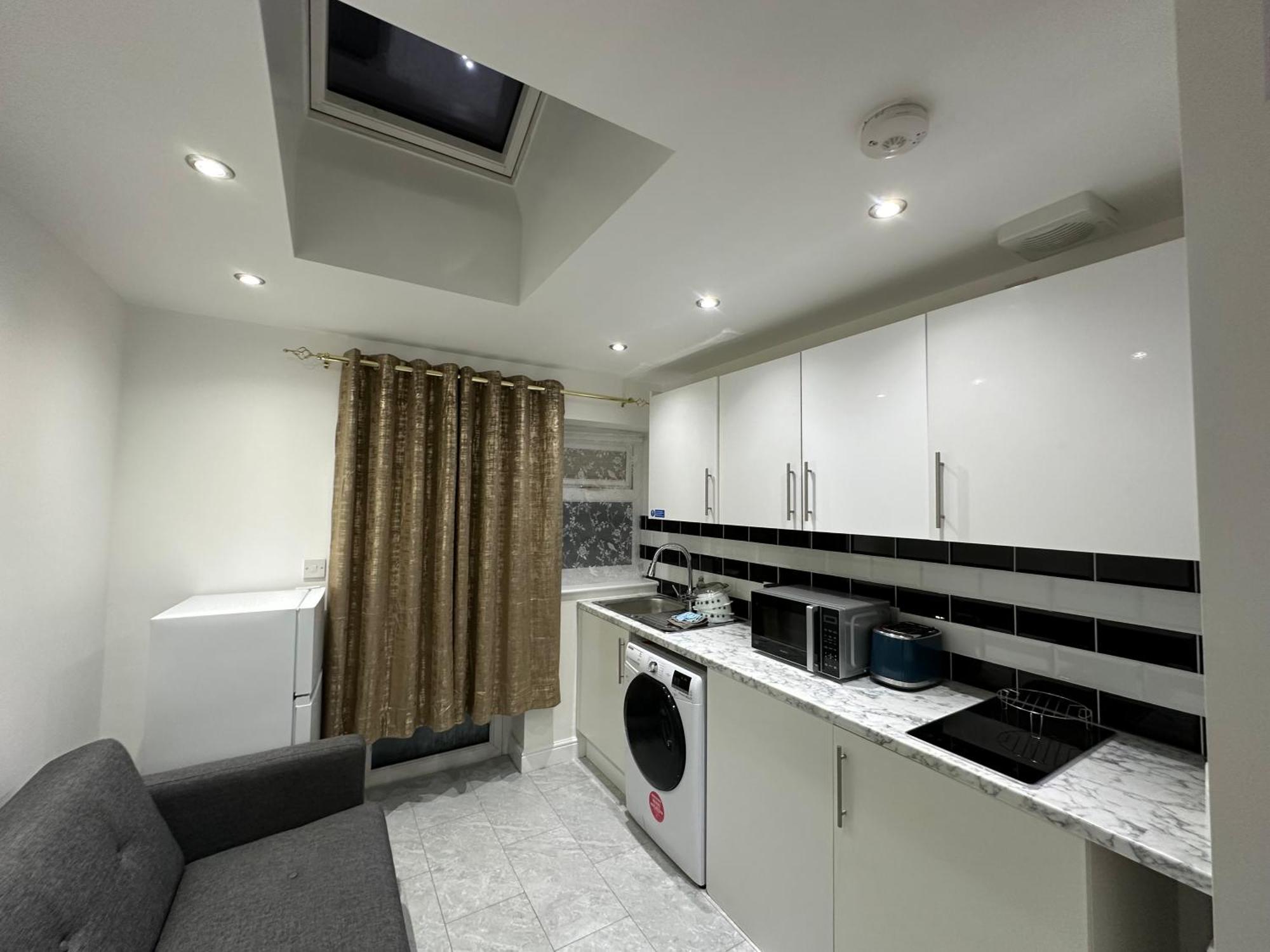 4Th Studio Flat With Private Own Bathroom A London Luxury Family Home Setup And Furnished With Double Bed Plus A Double Futon-Sofa Bed A Single Futon Bed A Baby Cot And Garden And Free Parking Extérieur photo
