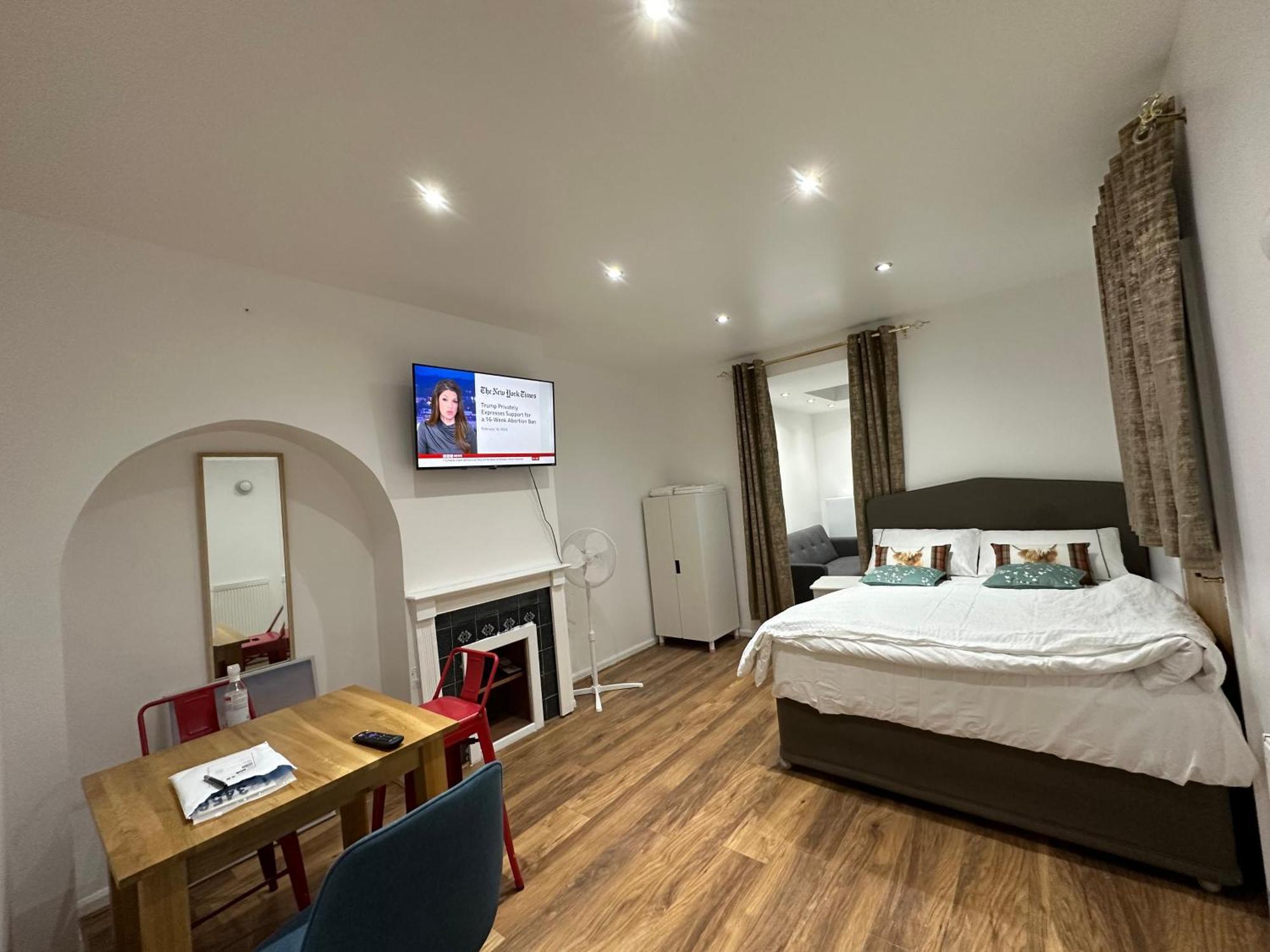 4Th Studio Flat With Private Own Bathroom A London Luxury Family Home Setup And Furnished With Double Bed Plus A Double Futon-Sofa Bed A Single Futon Bed A Baby Cot And Garden And Free Parking Extérieur photo