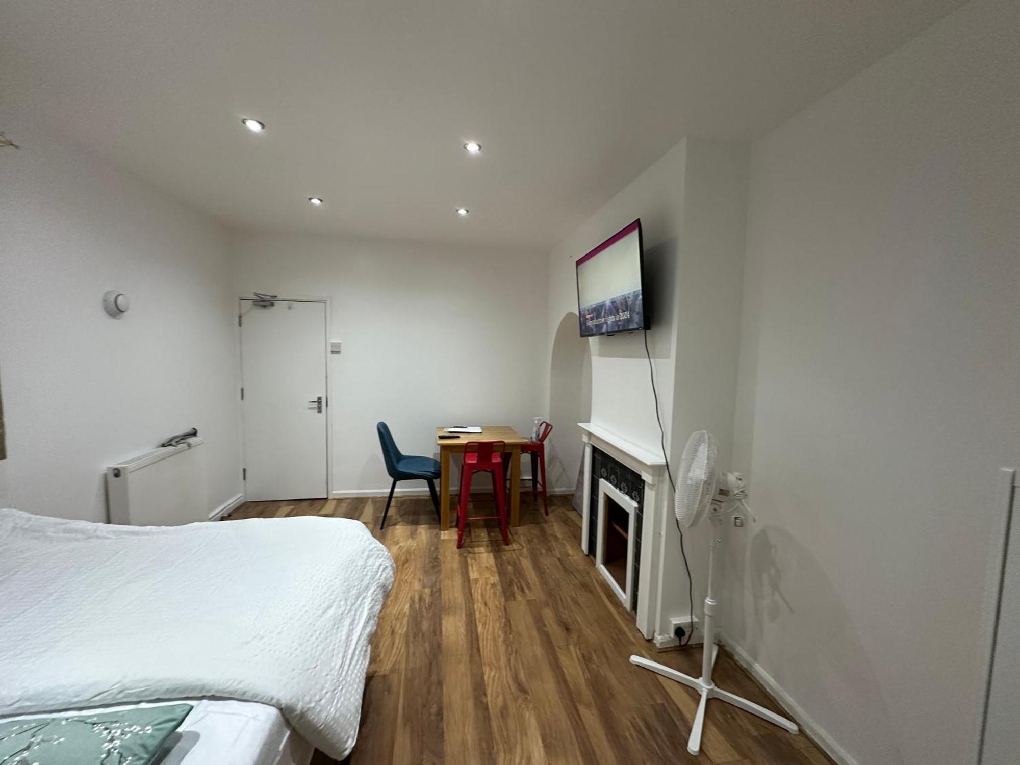4Th Studio Flat With Private Own Bathroom A London Luxury Family Home Setup And Furnished With Double Bed Plus A Double Futon-Sofa Bed A Single Futon Bed A Baby Cot And Garden And Free Parking Extérieur photo