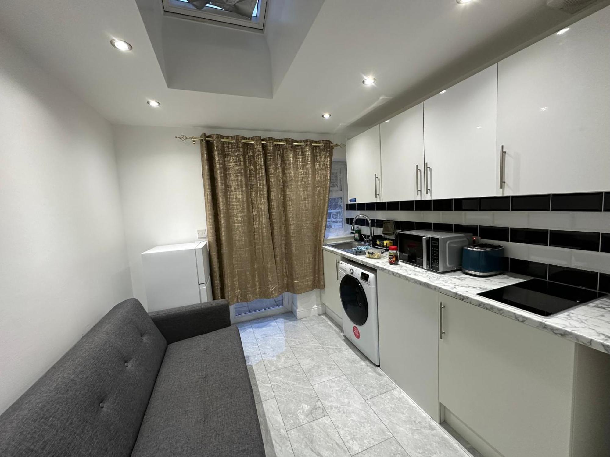 4Th Studio Flat With Private Own Bathroom A London Luxury Family Home Setup And Furnished With Double Bed Plus A Double Futon-Sofa Bed A Single Futon Bed A Baby Cot And Garden And Free Parking Extérieur photo