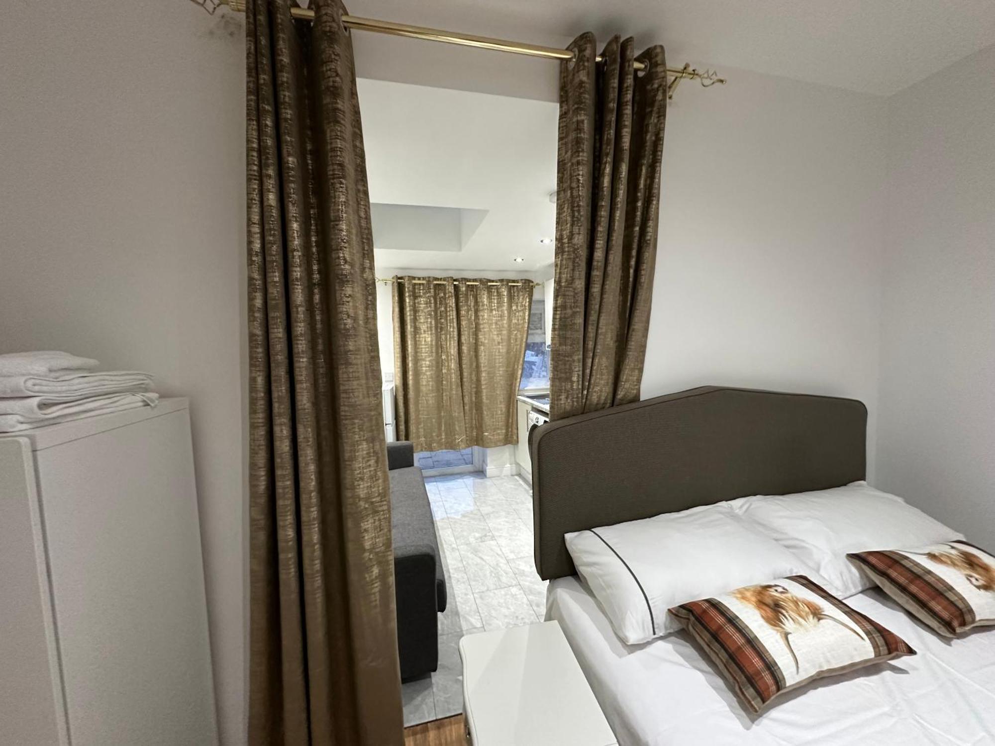 4Th Studio Flat With Private Own Bathroom A London Luxury Family Home Setup And Furnished With Double Bed Plus A Double Futon-Sofa Bed A Single Futon Bed A Baby Cot And Garden And Free Parking Extérieur photo