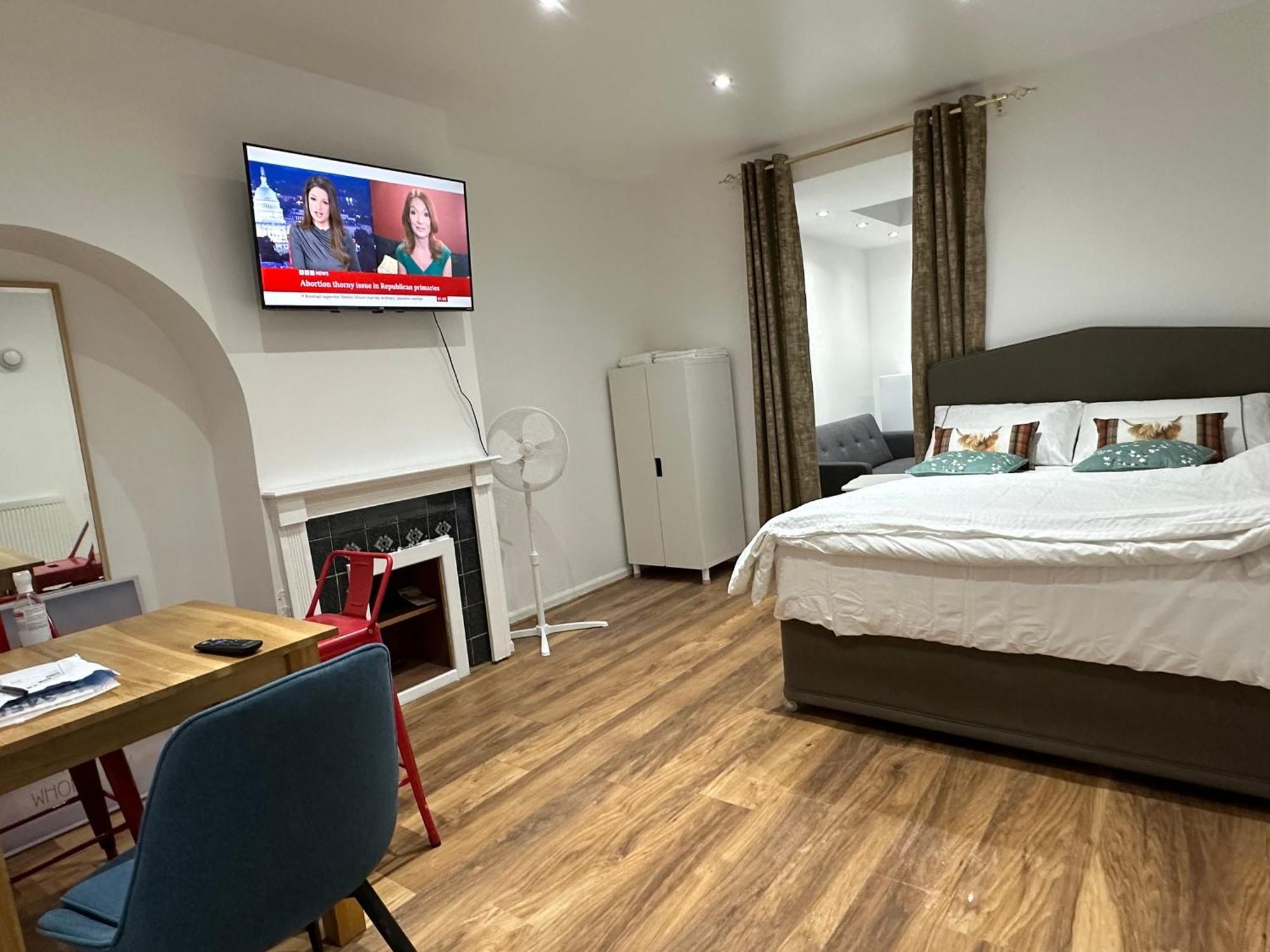 4Th Studio Flat With Private Own Bathroom A London Luxury Family Home Setup And Furnished With Double Bed Plus A Double Futon-Sofa Bed A Single Futon Bed A Baby Cot And Garden And Free Parking Extérieur photo