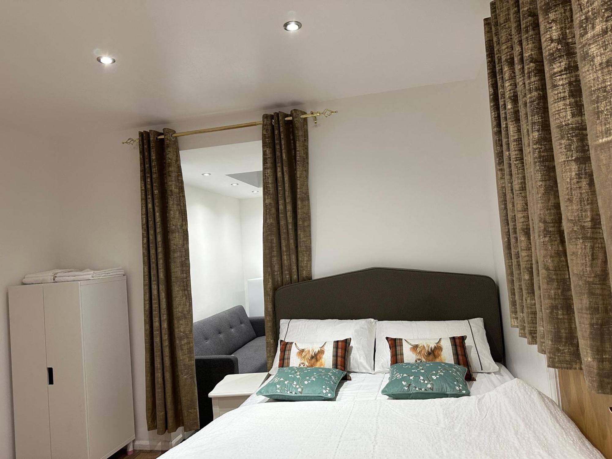 4Th Studio Flat With Private Own Bathroom A London Luxury Family Home Setup And Furnished With Double Bed Plus A Double Futon-Sofa Bed A Single Futon Bed A Baby Cot And Garden And Free Parking Extérieur photo