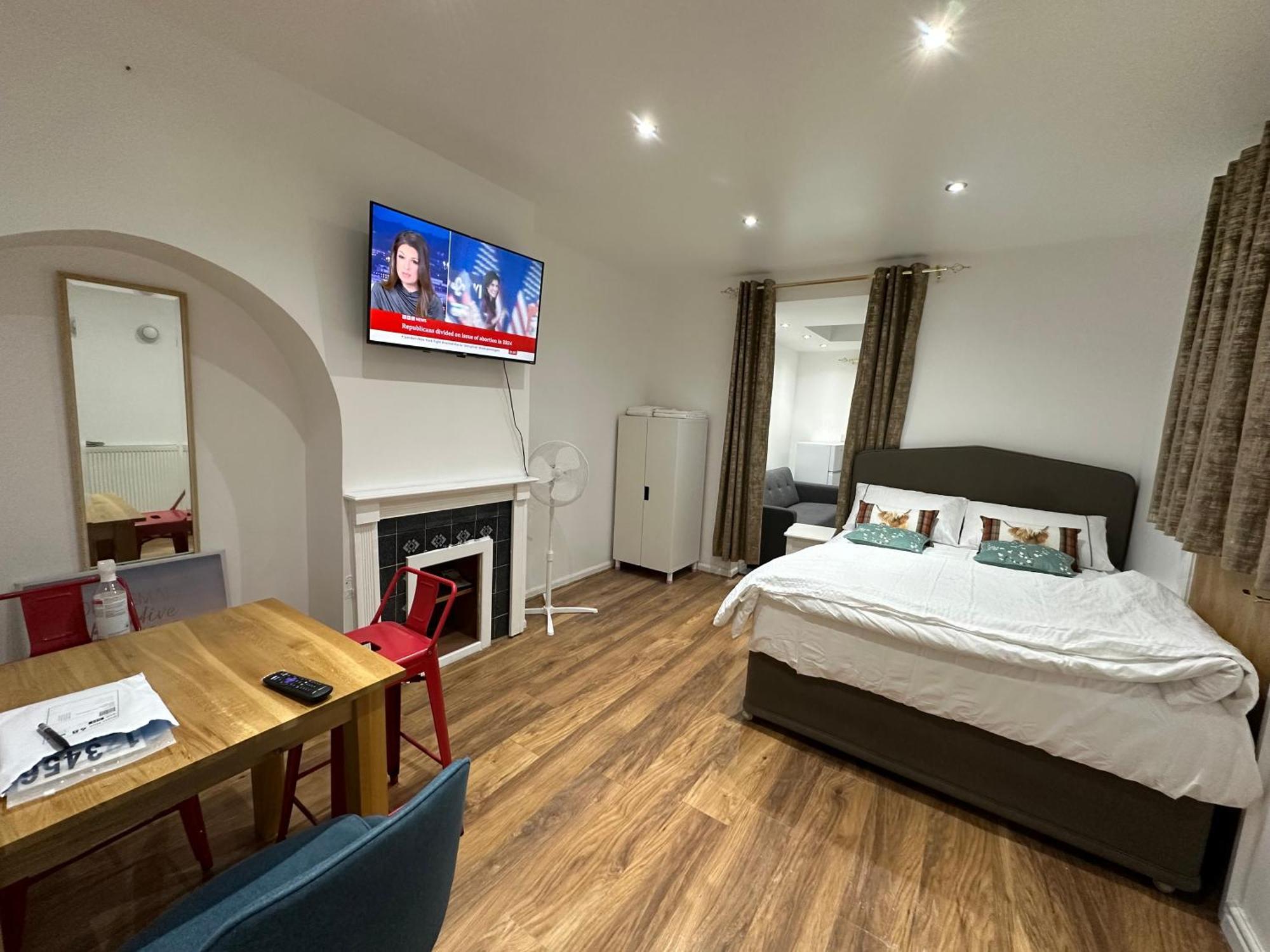 4Th Studio Flat With Private Own Bathroom A London Luxury Family Home Setup And Furnished With Double Bed Plus A Double Futon-Sofa Bed A Single Futon Bed A Baby Cot And Garden And Free Parking Extérieur photo