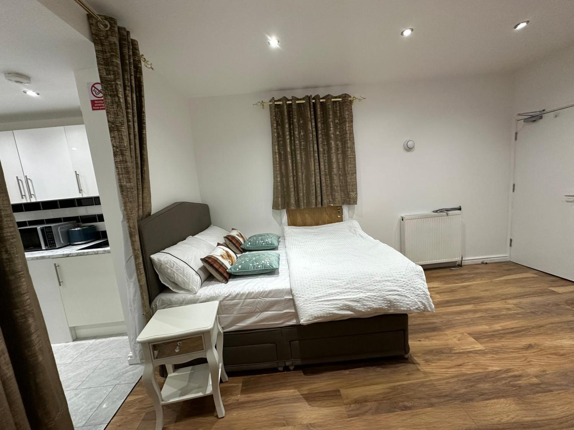 4Th Studio Flat With Private Own Bathroom A London Luxury Family Home Setup And Furnished With Double Bed Plus A Double Futon-Sofa Bed A Single Futon Bed A Baby Cot And Garden And Free Parking Extérieur photo
