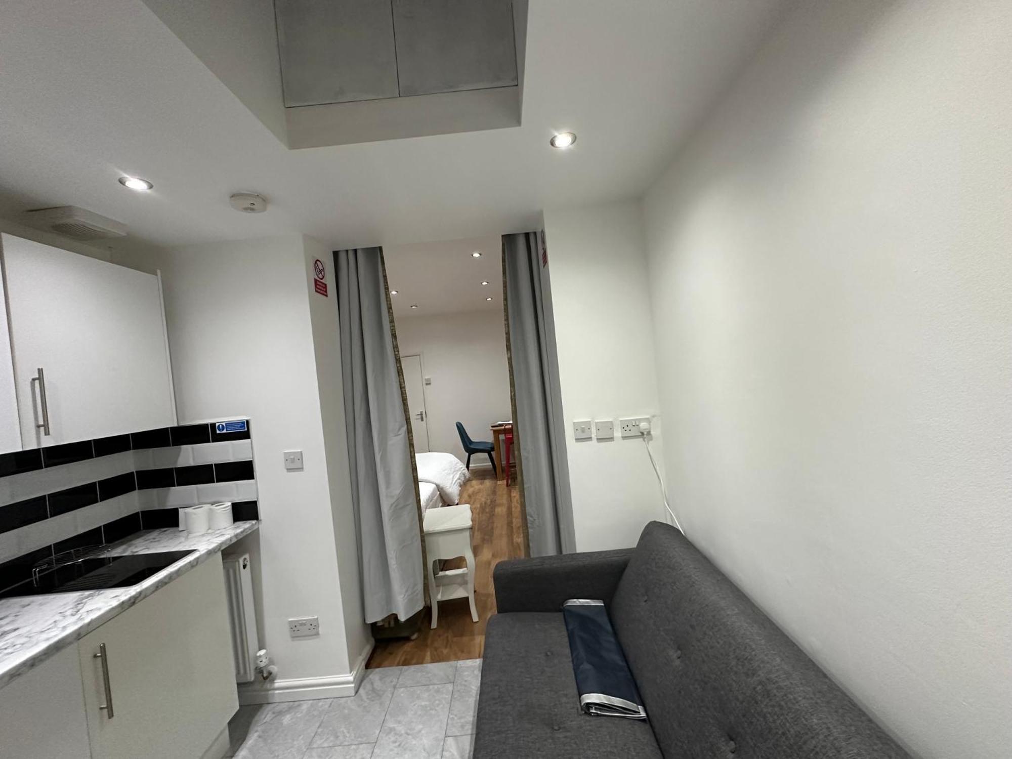 4Th Studio Flat With Private Own Bathroom A London Luxury Family Home Setup And Furnished With Double Bed Plus A Double Futon-Sofa Bed A Single Futon Bed A Baby Cot And Garden And Free Parking Extérieur photo
