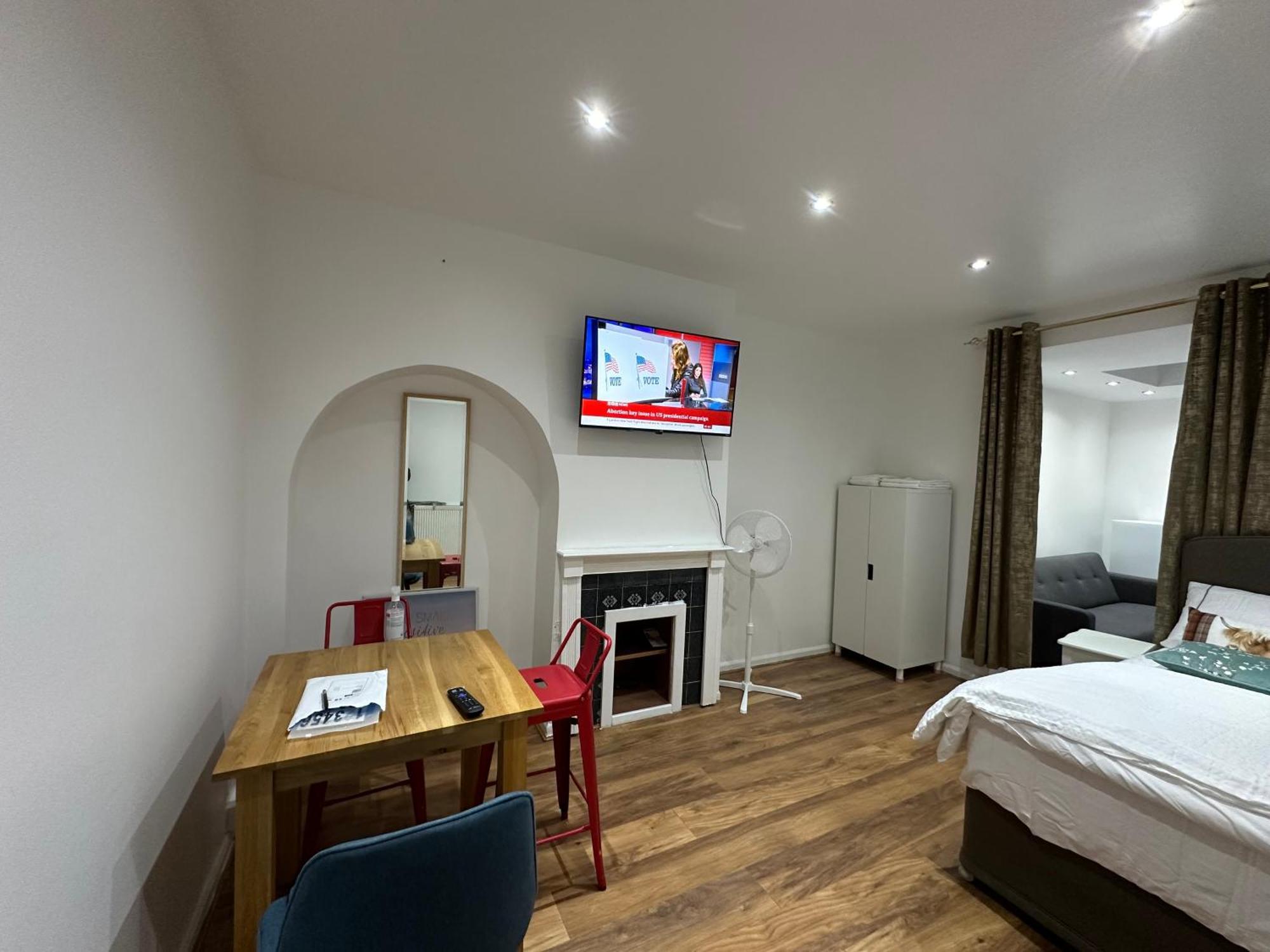4Th Studio Flat With Private Own Bathroom A London Luxury Family Home Setup And Furnished With Double Bed Plus A Double Futon-Sofa Bed A Single Futon Bed A Baby Cot And Garden And Free Parking Extérieur photo