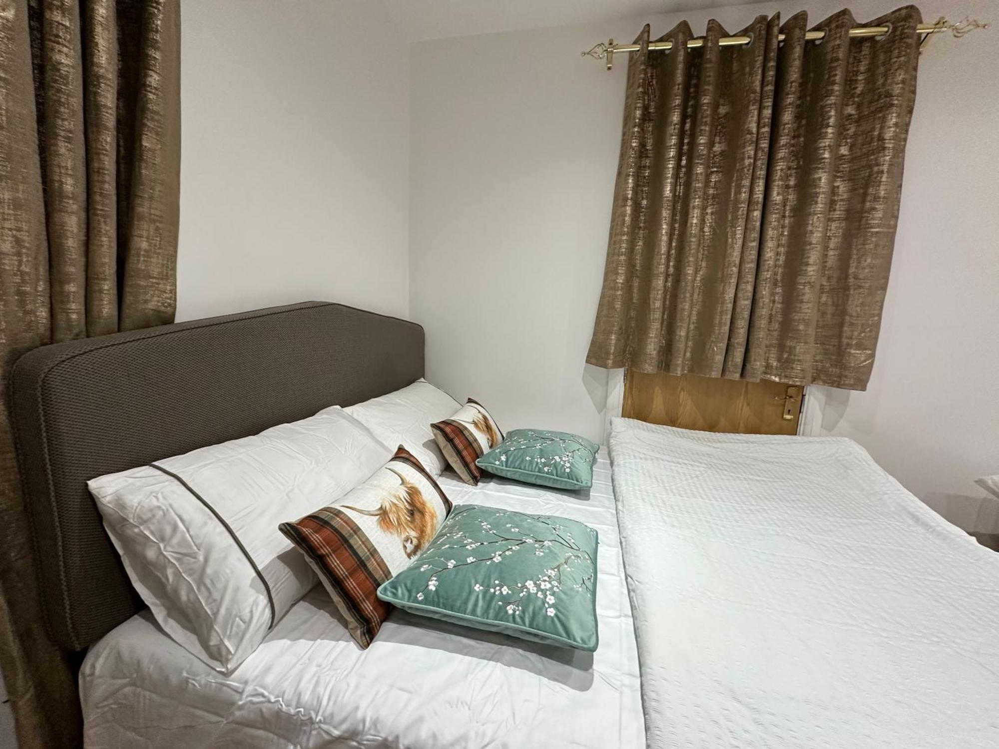 4Th Studio Flat With Private Own Bathroom A London Luxury Family Home Setup And Furnished With Double Bed Plus A Double Futon-Sofa Bed A Single Futon Bed A Baby Cot And Garden And Free Parking Extérieur photo
