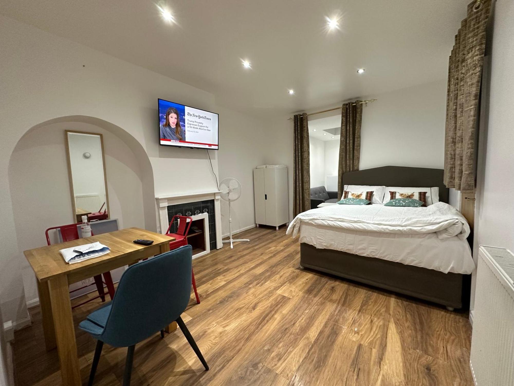 4Th Studio Flat With Private Own Bathroom A London Luxury Family Home Setup And Furnished With Double Bed Plus A Double Futon-Sofa Bed A Single Futon Bed A Baby Cot And Garden And Free Parking Extérieur photo