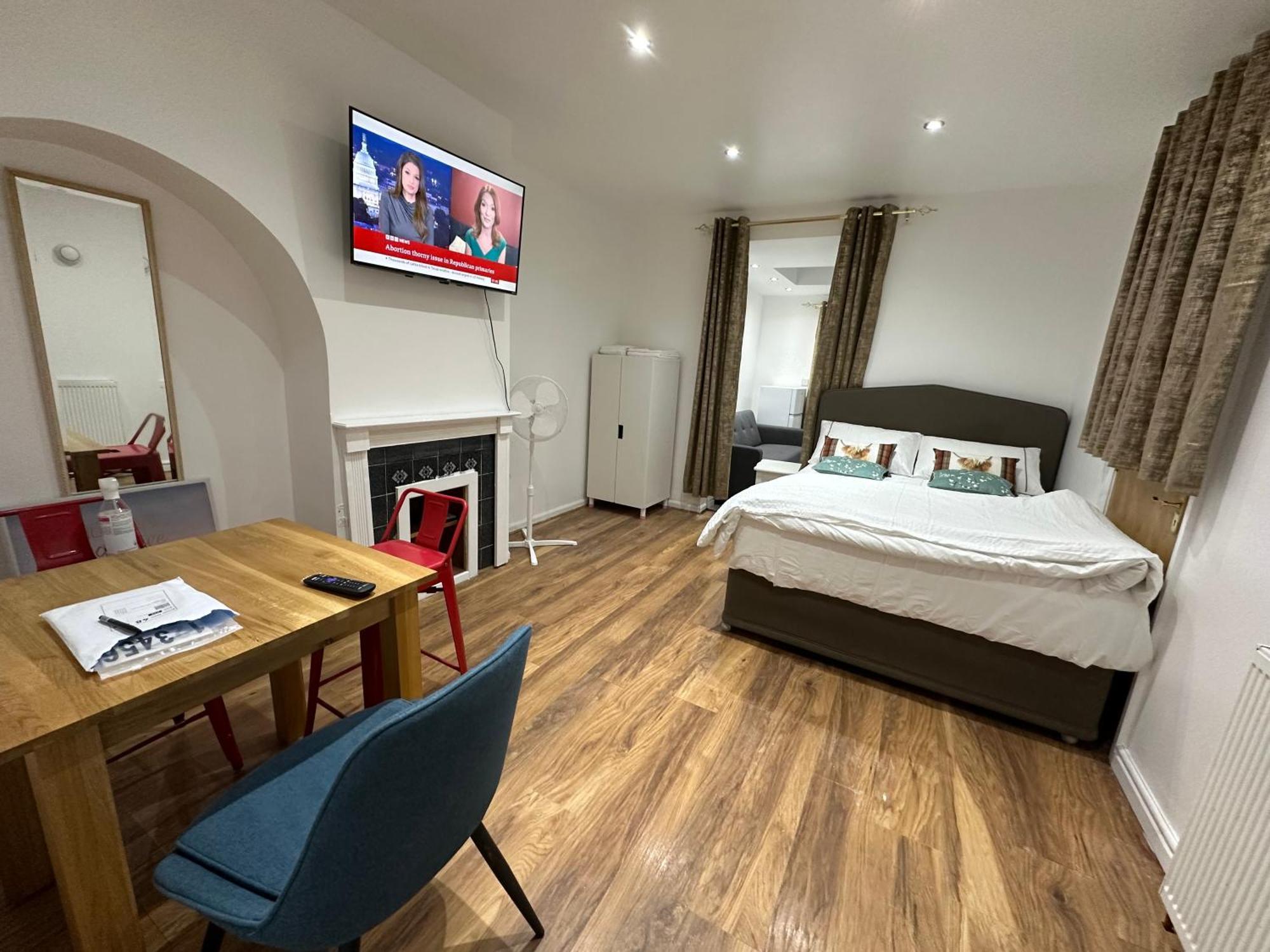 4Th Studio Flat With Private Own Bathroom A London Luxury Family Home Setup And Furnished With Double Bed Plus A Double Futon-Sofa Bed A Single Futon Bed A Baby Cot And Garden And Free Parking Extérieur photo
