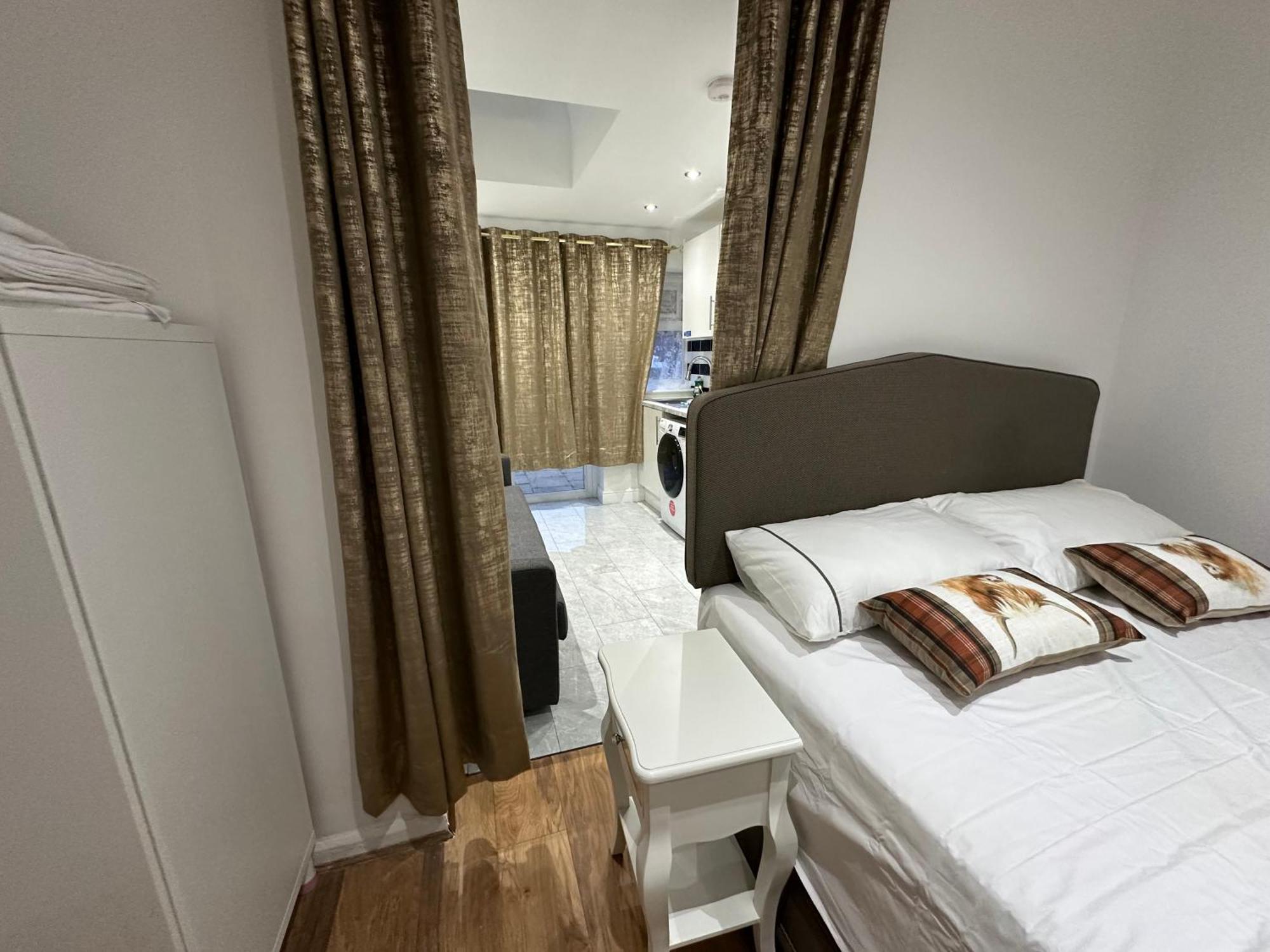 4Th Studio Flat With Private Own Bathroom A London Luxury Family Home Setup And Furnished With Double Bed Plus A Double Futon-Sofa Bed A Single Futon Bed A Baby Cot And Garden And Free Parking Extérieur photo
