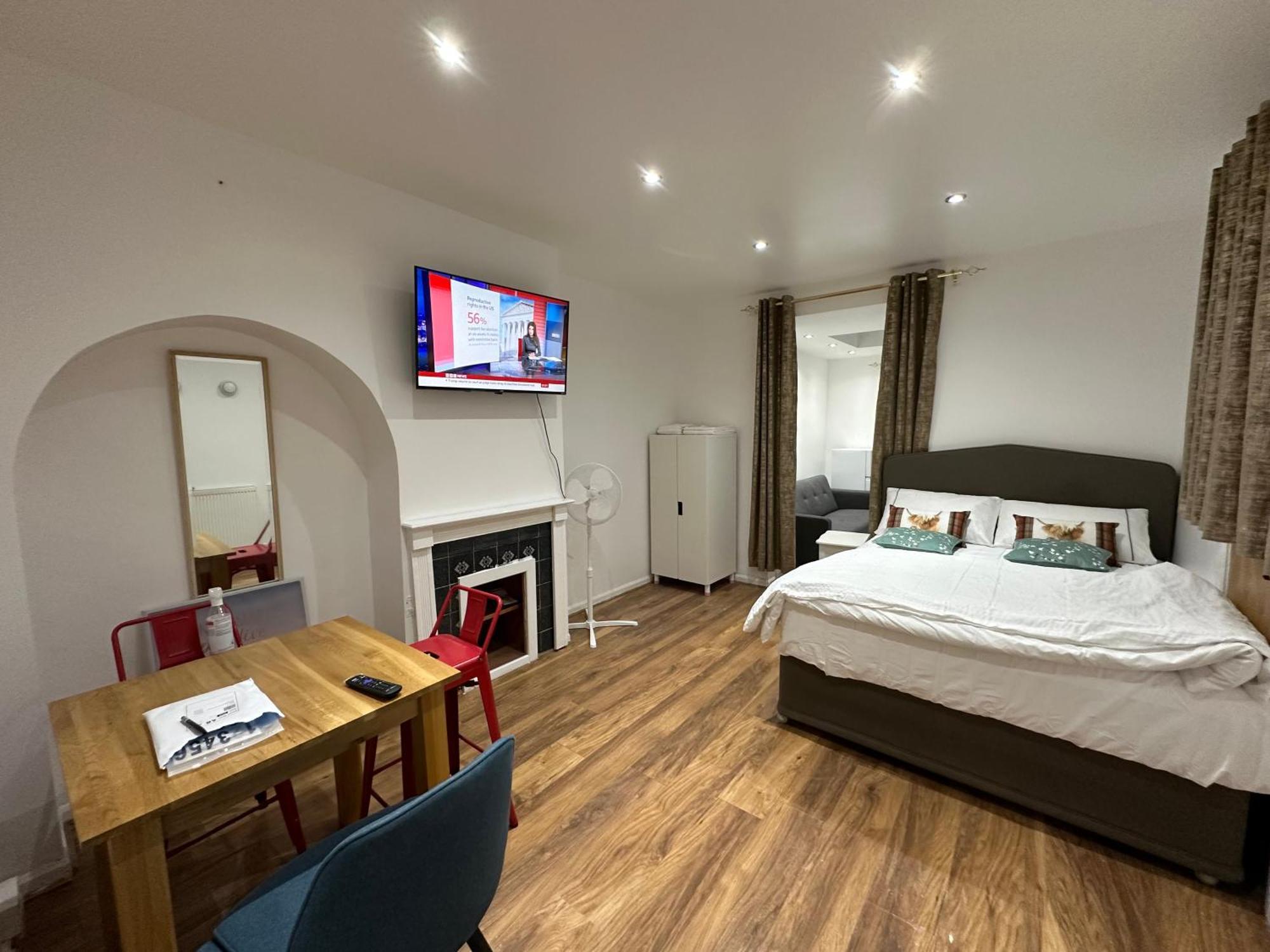 4Th Studio Flat With Private Own Bathroom A London Luxury Family Home Setup And Furnished With Double Bed Plus A Double Futon-Sofa Bed A Single Futon Bed A Baby Cot And Garden And Free Parking Extérieur photo