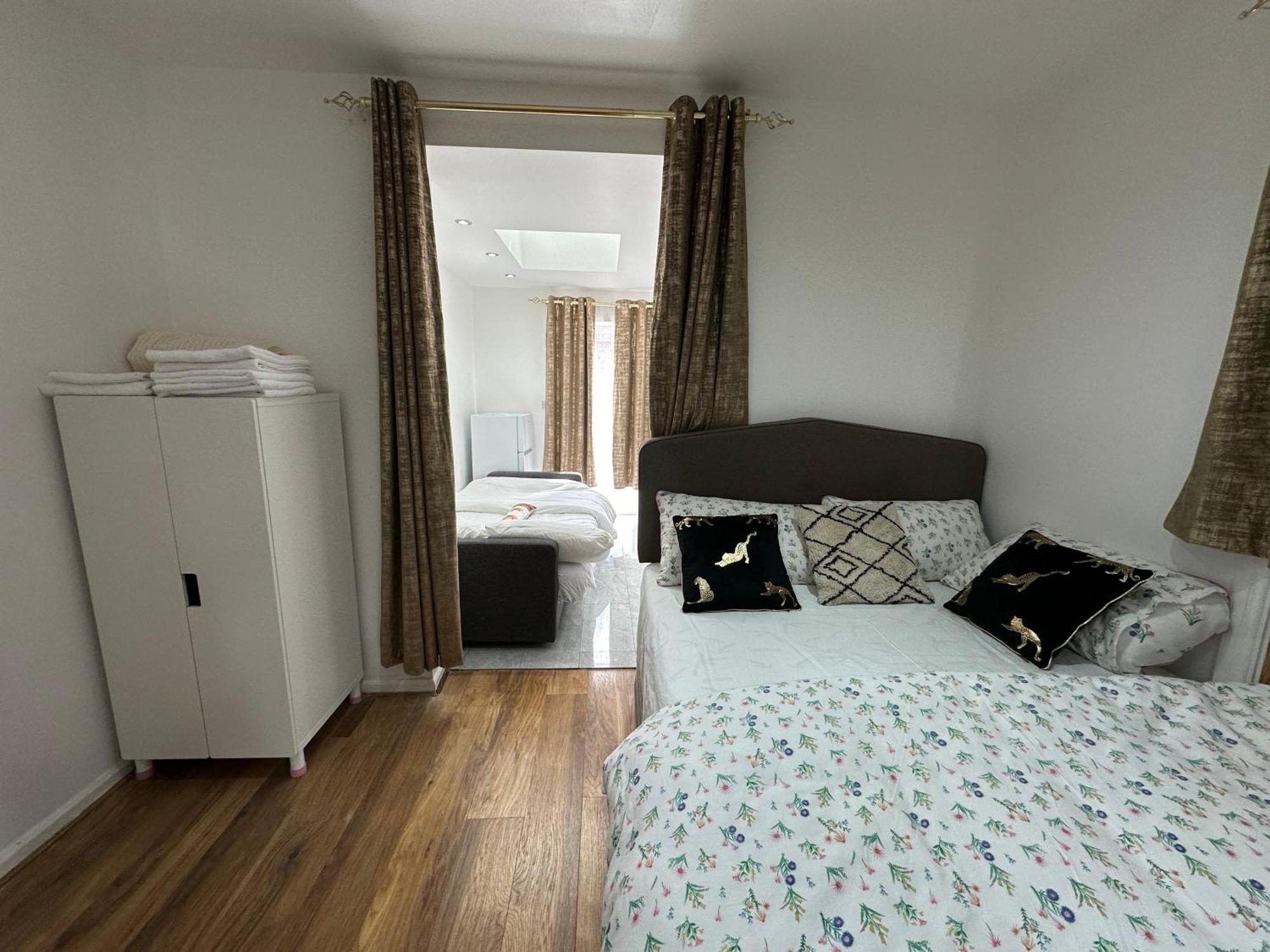 4Th Studio Flat With Private Own Bathroom A London Luxury Family Home Setup And Furnished With Double Bed Plus A Double Futon-Sofa Bed A Single Futon Bed A Baby Cot And Garden And Free Parking Extérieur photo
