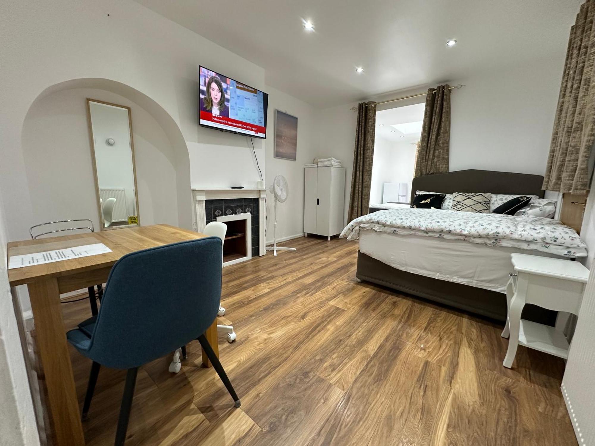 4Th Studio Flat With Private Own Bathroom A London Luxury Family Home Setup And Furnished With Double Bed Plus A Double Futon-Sofa Bed A Single Futon Bed A Baby Cot And Garden And Free Parking Extérieur photo