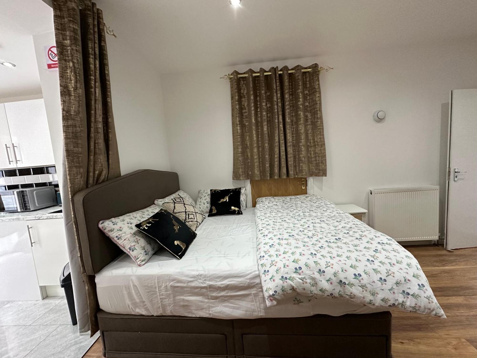 4Th Studio Flat With Private Own Bathroom A London Luxury Family Home Setup And Furnished With Double Bed Plus A Double Futon-Sofa Bed A Single Futon Bed A Baby Cot And Garden And Free Parking Extérieur photo
