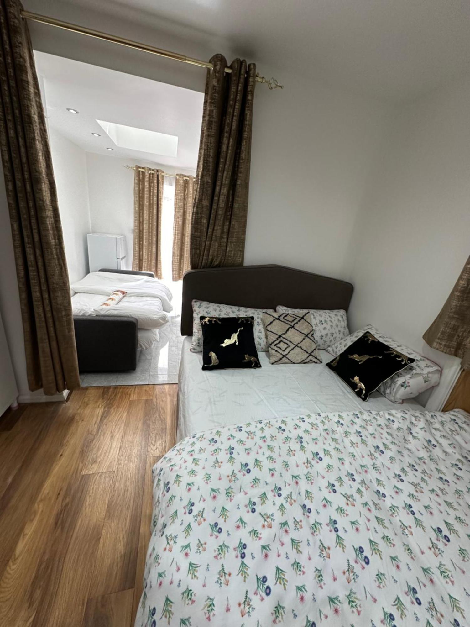 4Th Studio Flat With Private Own Bathroom A London Luxury Family Home Setup And Furnished With Double Bed Plus A Double Futon-Sofa Bed A Single Futon Bed A Baby Cot And Garden And Free Parking Extérieur photo
