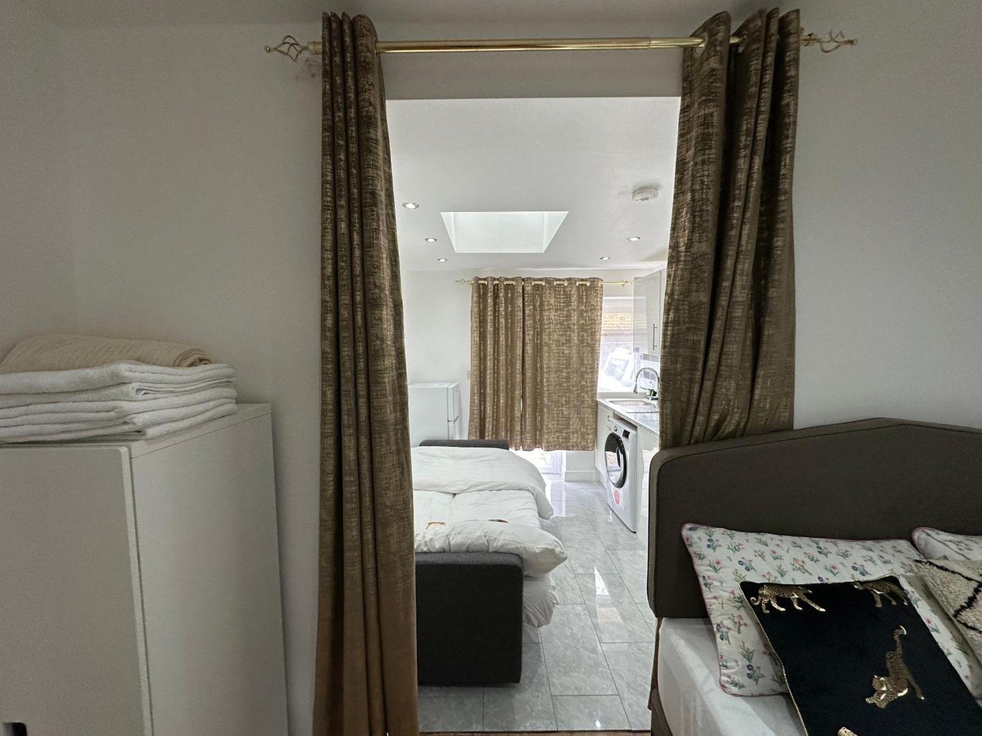 4Th Studio Flat With Private Own Bathroom A London Luxury Family Home Setup And Furnished With Double Bed Plus A Double Futon-Sofa Bed A Single Futon Bed A Baby Cot And Garden And Free Parking Extérieur photo