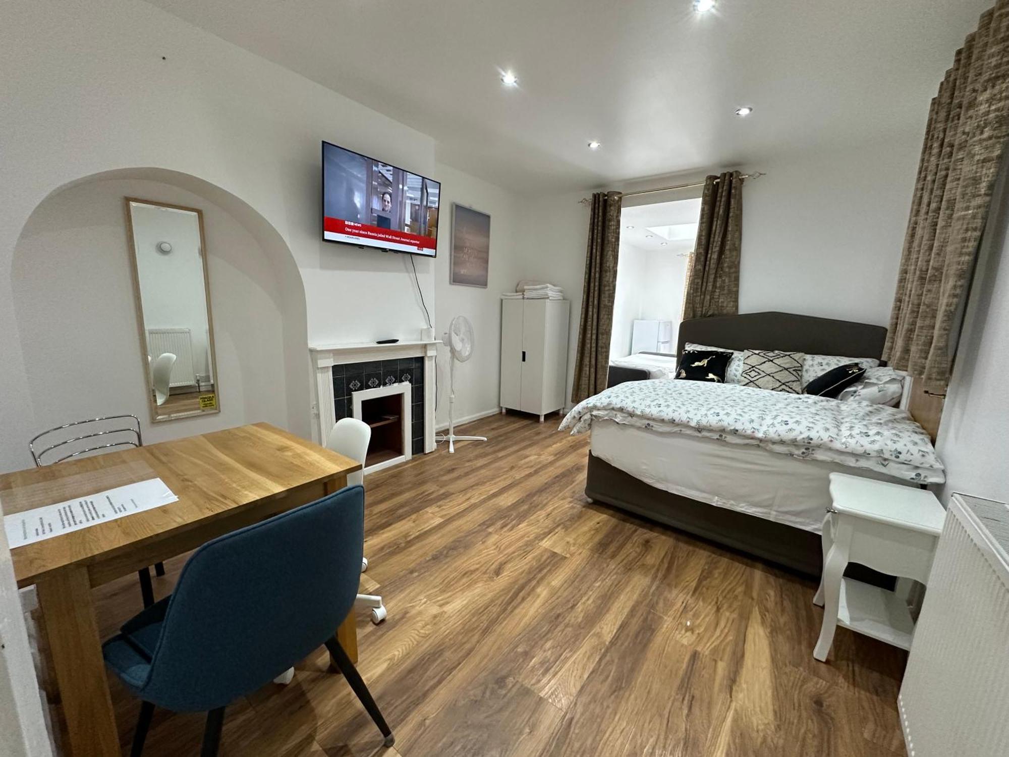 4Th Studio Flat With Private Own Bathroom A London Luxury Family Home Setup And Furnished With Double Bed Plus A Double Futon-Sofa Bed A Single Futon Bed A Baby Cot And Garden And Free Parking Extérieur photo