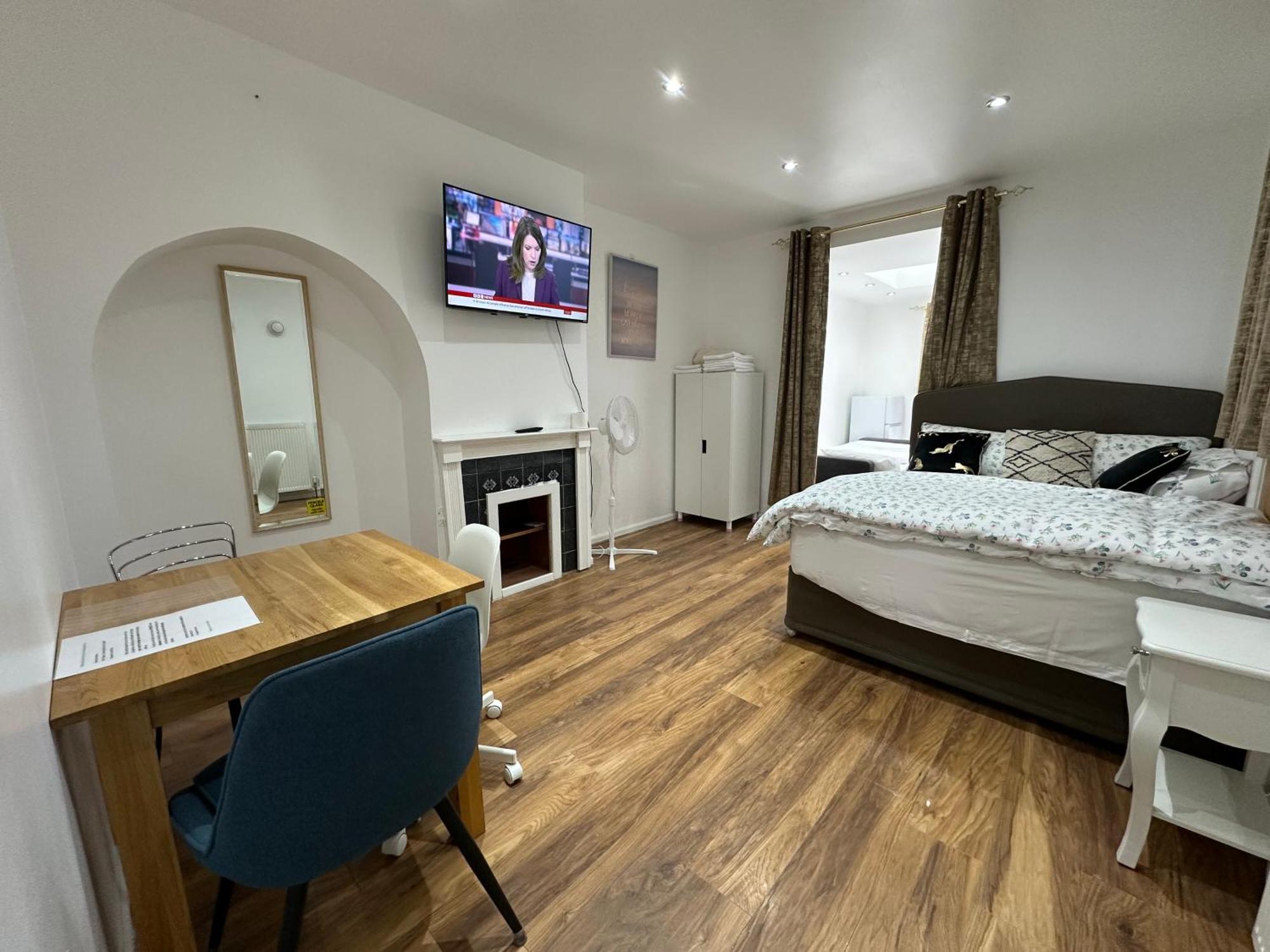 4Th Studio Flat With Private Own Bathroom A London Luxury Family Home Setup And Furnished With Double Bed Plus A Double Futon-Sofa Bed A Single Futon Bed A Baby Cot And Garden And Free Parking Extérieur photo