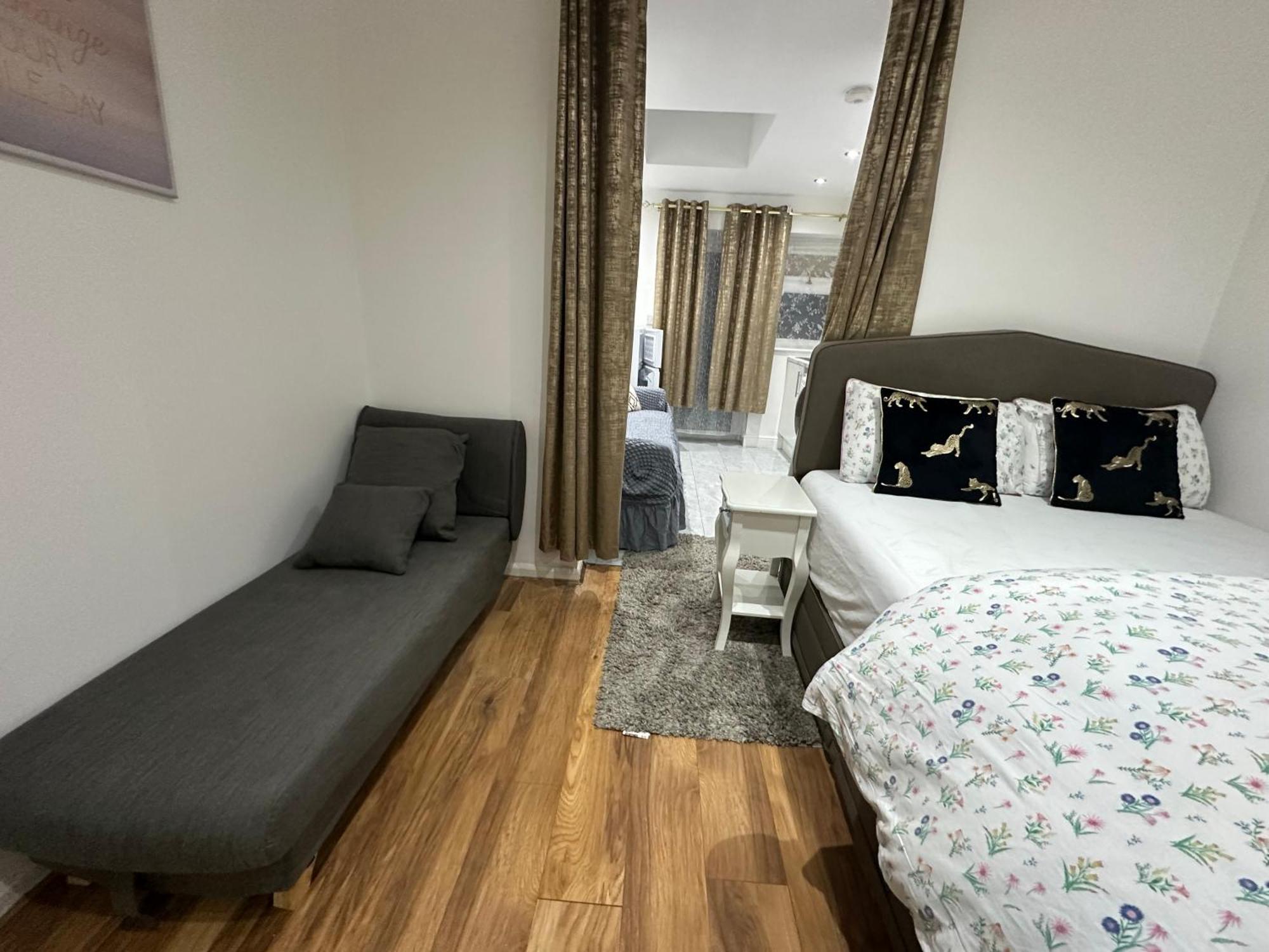 4Th Studio Flat With Private Own Bathroom A London Luxury Family Home Setup And Furnished With Double Bed Plus A Double Futon-Sofa Bed A Single Futon Bed A Baby Cot And Garden And Free Parking Extérieur photo