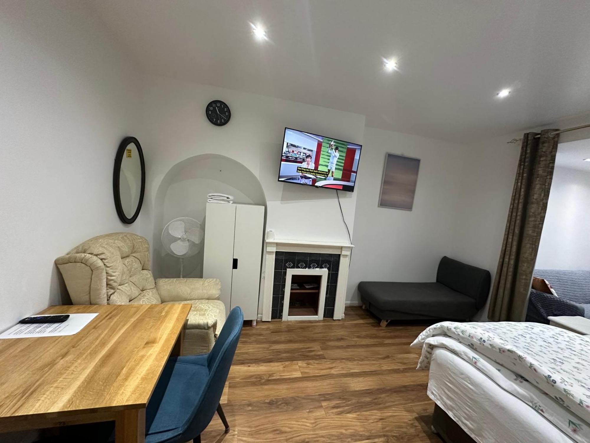 4Th Studio Flat With Private Own Bathroom A London Luxury Family Home Setup And Furnished With Double Bed Plus A Double Futon-Sofa Bed A Single Futon Bed A Baby Cot And Garden And Free Parking Extérieur photo