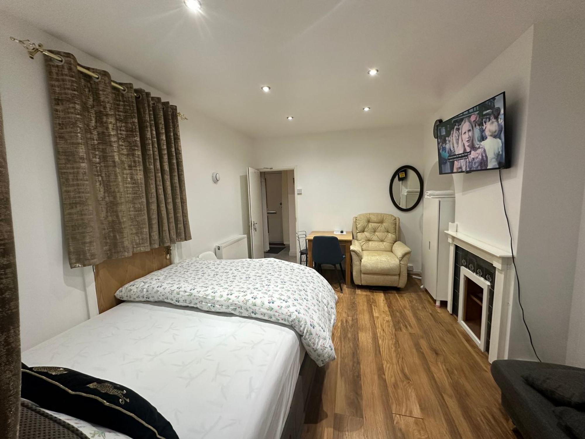 4Th Studio Flat With Private Own Bathroom A London Luxury Family Home Setup And Furnished With Double Bed Plus A Double Futon-Sofa Bed A Single Futon Bed A Baby Cot And Garden And Free Parking Extérieur photo