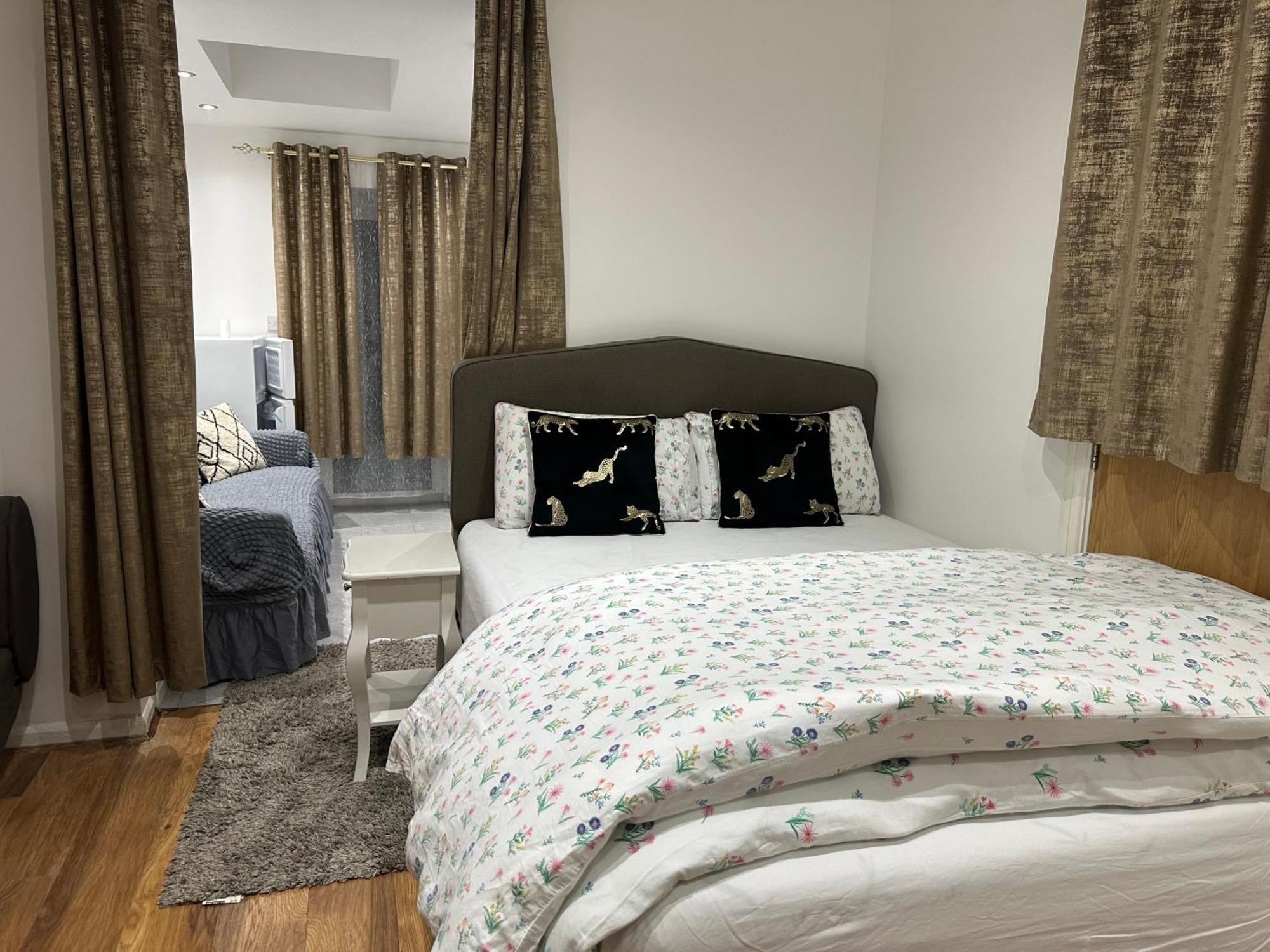 4Th Studio Flat With Private Own Bathroom A London Luxury Family Home Setup And Furnished With Double Bed Plus A Double Futon-Sofa Bed A Single Futon Bed A Baby Cot And Garden And Free Parking Extérieur photo