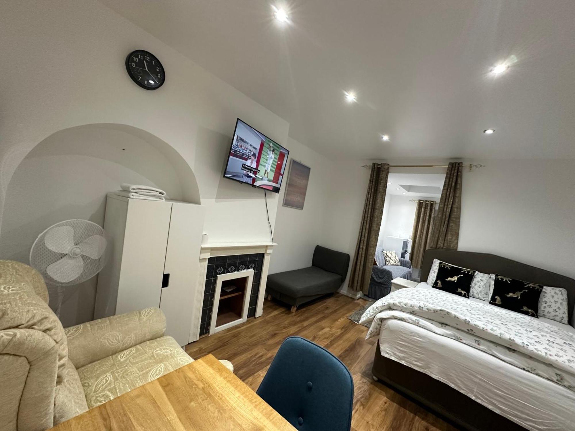 4Th Studio Flat With Private Own Bathroom A London Luxury Family Home Setup And Furnished With Double Bed Plus A Double Futon-Sofa Bed A Single Futon Bed A Baby Cot And Garden And Free Parking Extérieur photo