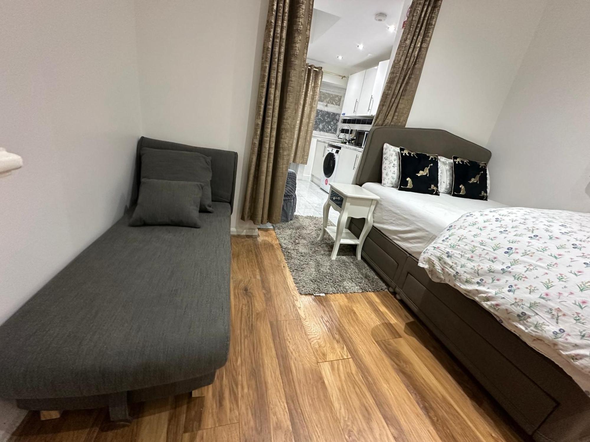 4Th Studio Flat With Private Own Bathroom A London Luxury Family Home Setup And Furnished With Double Bed Plus A Double Futon-Sofa Bed A Single Futon Bed A Baby Cot And Garden And Free Parking Extérieur photo