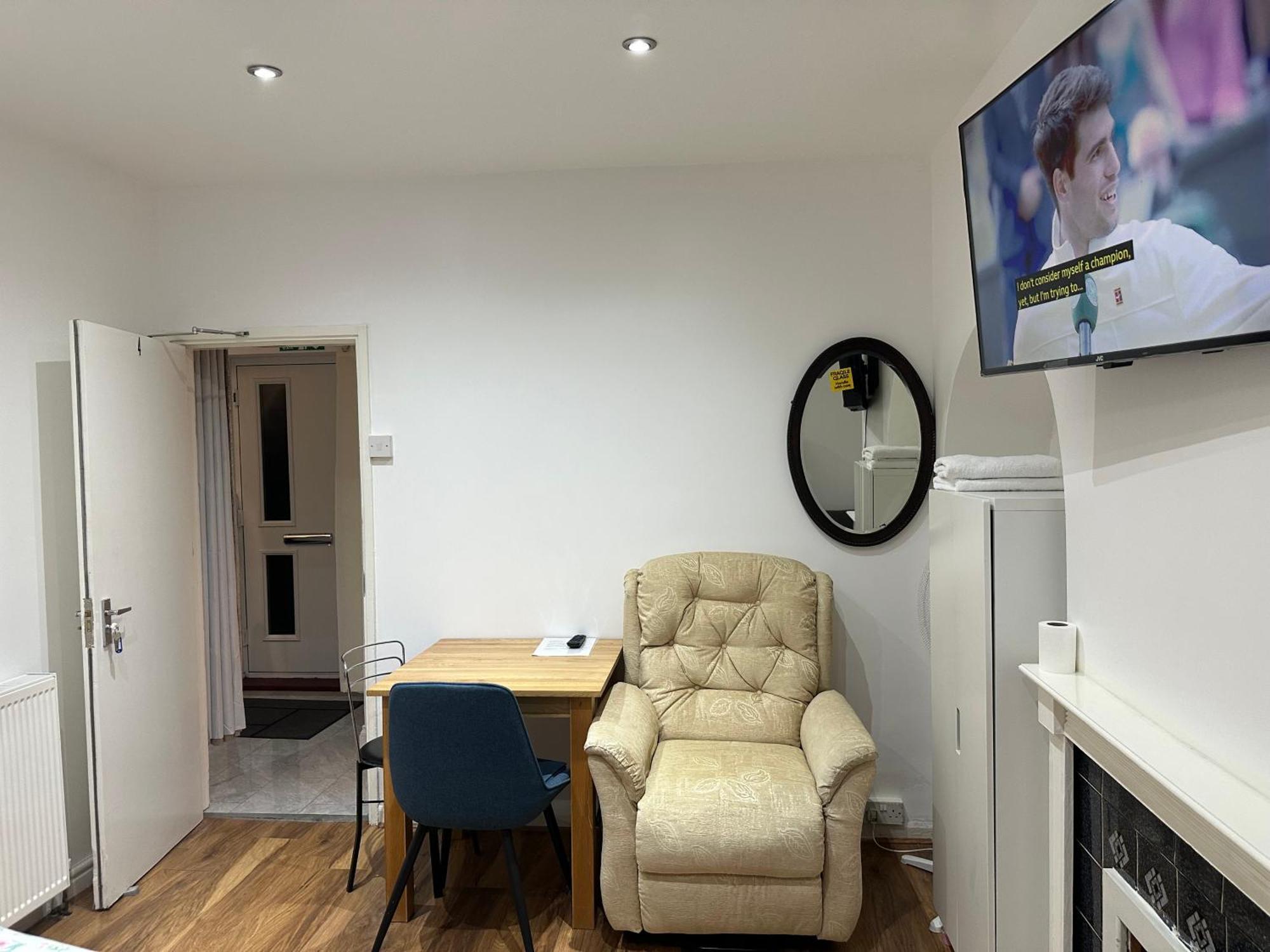 4Th Studio Flat With Private Own Bathroom A London Luxury Family Home Setup And Furnished With Double Bed Plus A Double Futon-Sofa Bed A Single Futon Bed A Baby Cot And Garden And Free Parking Extérieur photo