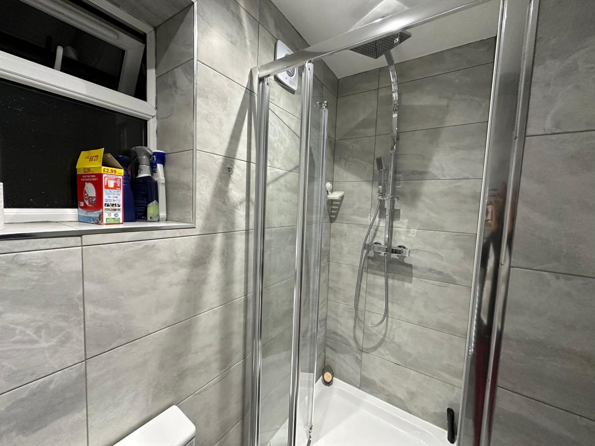 4Th Studio Flat With Private Own Bathroom A London Luxury Family Home Setup And Furnished With Double Bed Plus A Double Futon-Sofa Bed A Single Futon Bed A Baby Cot And Garden And Free Parking Extérieur photo