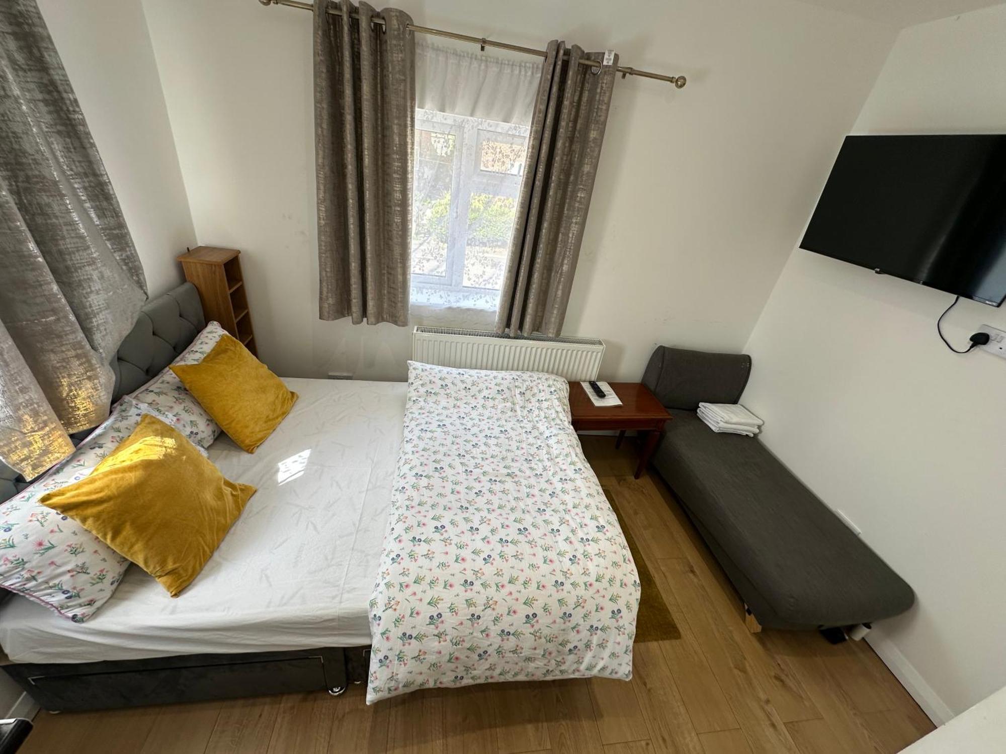 4Th Studio Flat With Private Own Bathroom A London Luxury Family Home Setup And Furnished With Double Bed Plus A Double Futon-Sofa Bed A Single Futon Bed A Baby Cot And Garden And Free Parking Extérieur photo
